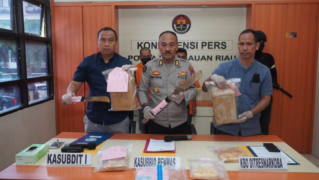 Dua Orang Ditetapkan Sebagai Tersangka, Polisi Ungkap Kasus Penemuan Narkotika Jenis Kokain di Kabupaten Anambas.