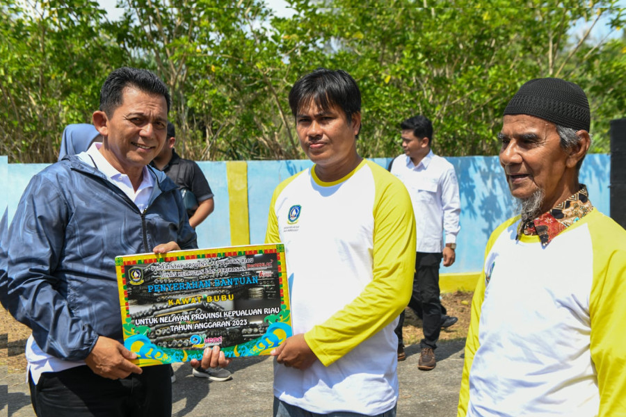 Gubernur Kepri Serahkan Bantuan Untuk Nelayan