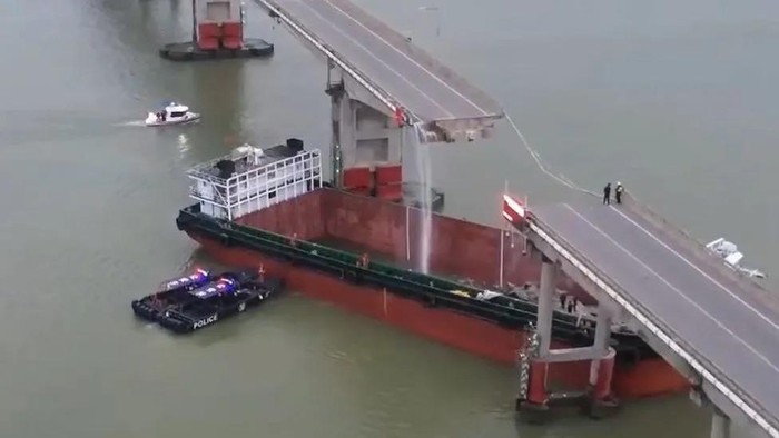 Kapal Kargo Tabrak Jembatan di China, Korban Tewas Bertambah jadi 5 Orang