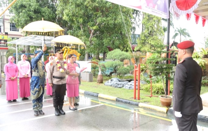 Gantikan AKBP Fadli Agus, Kapolres Karimun AKBP Robby Topan Manusiwa Disambut Pedang Pora