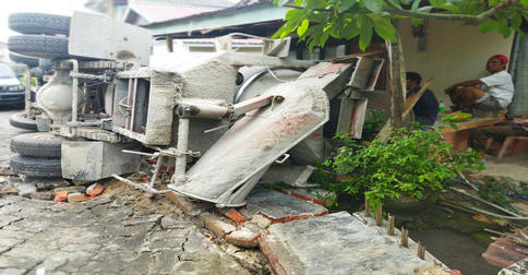 Truk Molen Berisi Adonan Semen Terguling di Tanjungpinang Timur, Timpa Rumah Warga