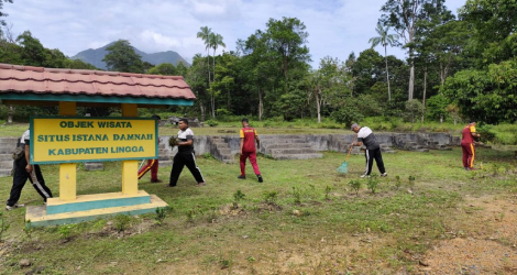 Polres Lingga Gelar Gotong Royong dan Penanaman Bunga Asoka di Cagar Budaya Istana Damnah
