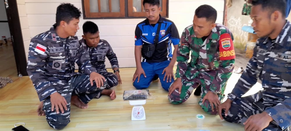 TNI AL dan Warga Temukan 2 Kg Kokain di Perairan Jemaja