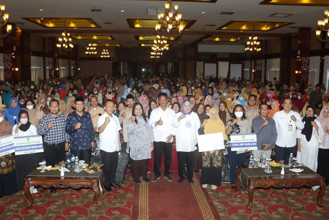 Rudi Serahkan Insentif Kepada 1.342 Guru Swasta Di Tujuh Kecamatan