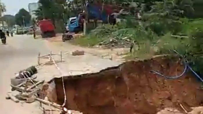 Ojol dan Motornya Masuk ke Jalan Ambrol Dekat RS Bhayangkara Polda Kepri