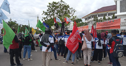 Tuntut Kenaikan UMK 13 Persen, Ratusan Buruh Geruduk Kantor Pemko Batam