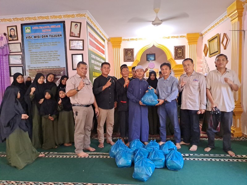 Tunjukkan Kepedulian, SMSI Kepri Berbagi Paket Sembako ke Panti Asuhan Darul Quran