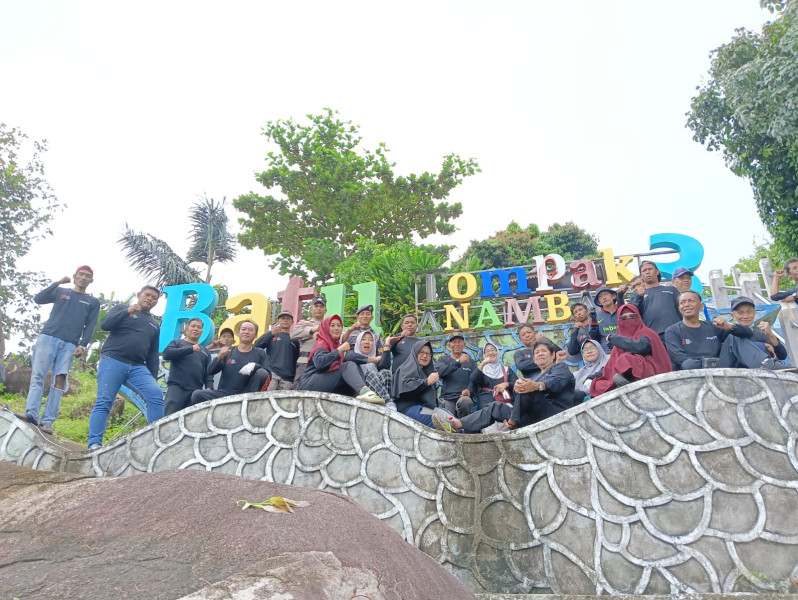 Kelurahan Tarempa Bersihkan Destinasi Wisata Batu Tompak