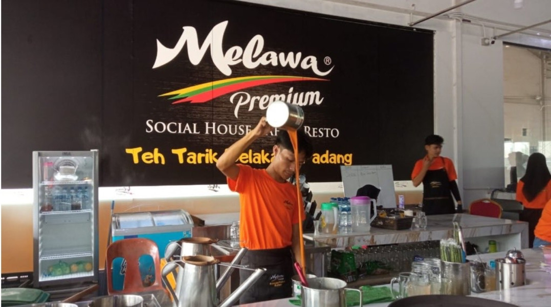 Ada Tempat Meeting dan Musik Melayu, Melawa Premium Teh Tarik Belakang Padang Hadir di Golden Prawn