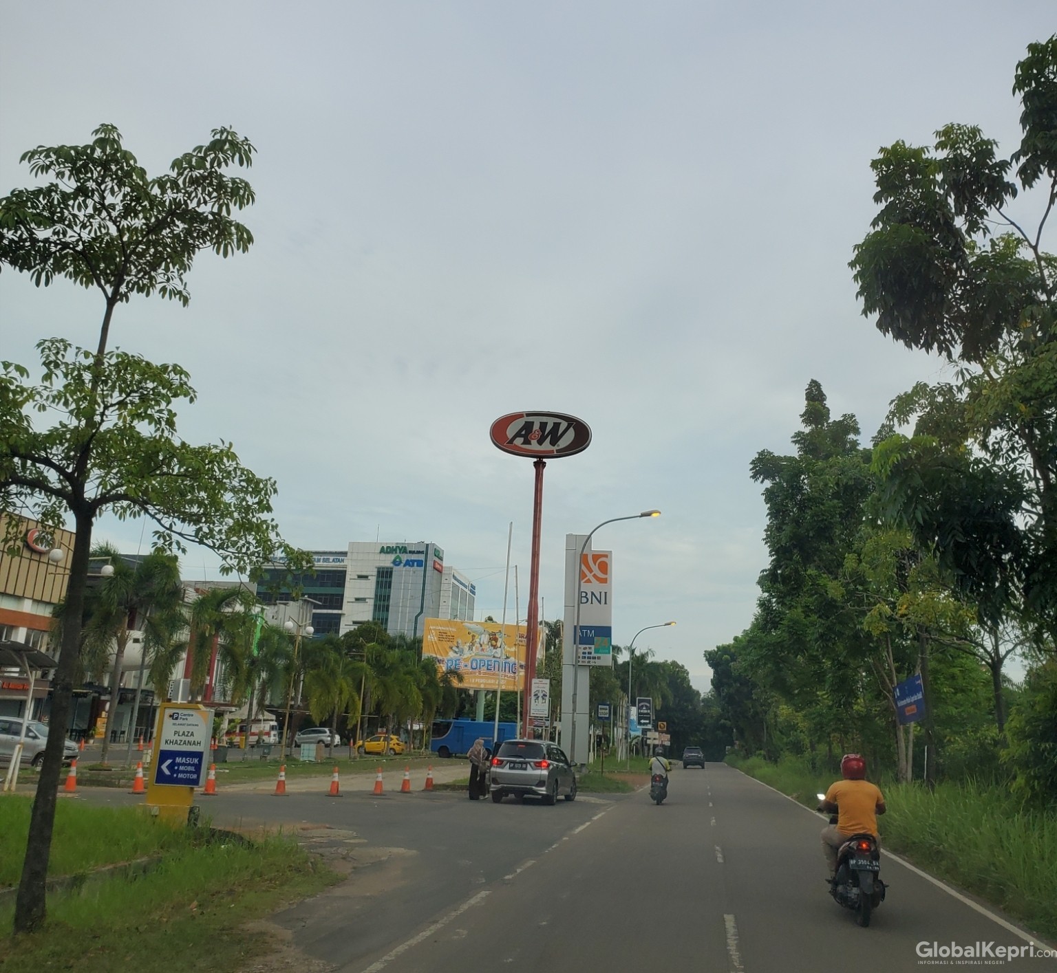 Meskipun Sudah Pukul 08.00 WIB Lampu PJU di Depan Pertokoan Khazanah Batam Masih Menyala