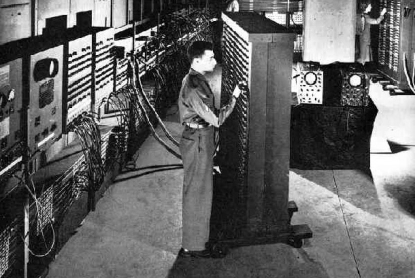 Penampakan ENIAC, Mesin Komputasi Pertama di Dunia yang Memakan Tempat 40 Lemari