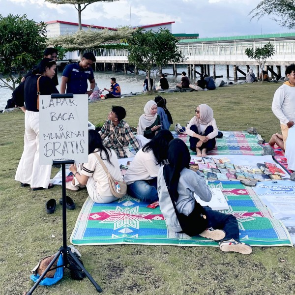 Dorong Budaya Literasi, Komunitas Kata Halaman Gelar Baca dan Mewarnai Gratis di Taman Tugu Sirih
