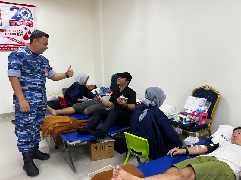 Personel Lanud Hang Nadim Tunjukkan Sisi Humanis di Hari Donor Darah Sedunia dan HUT PSMTI Kepri ke-20