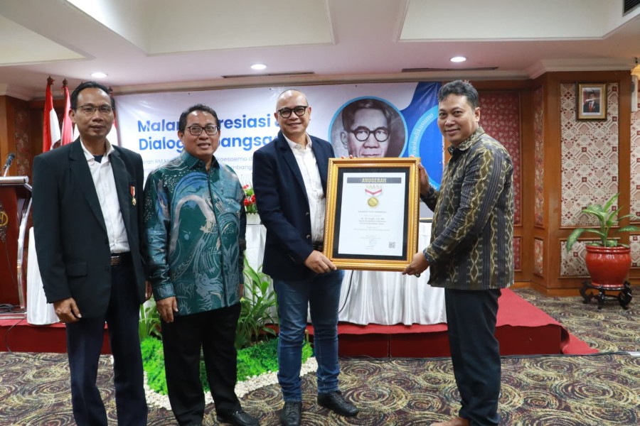 Bupati Simalungun Anton Achmad Saragih Raih Anugerah Sahabat Pers dari SMSI Pusat