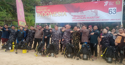 Danlantamal IV Pimpin Gladi Bersih Pengibaran Bendera Merah Putih di Bawah Laut