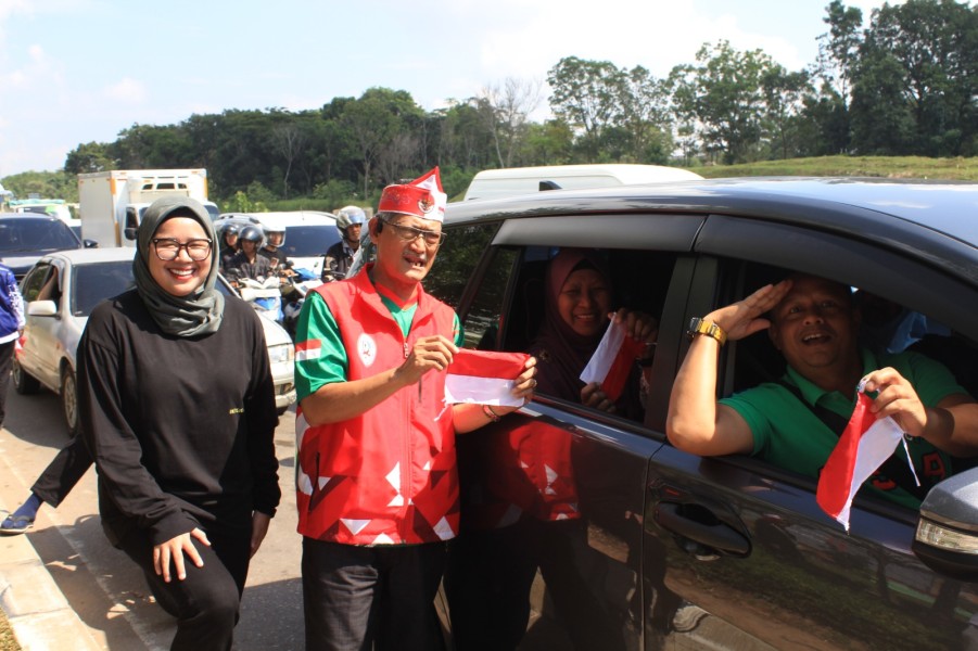 Semarak Kemerdekaan, Dispora dan KONI Batam Warnai Jalanan dengan 2.000 Bendera Merah Putih