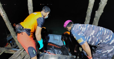 TNI AL Bersama Basarnas Evakuasi Mayat Mengapung di Perairan Tanjung Berakit