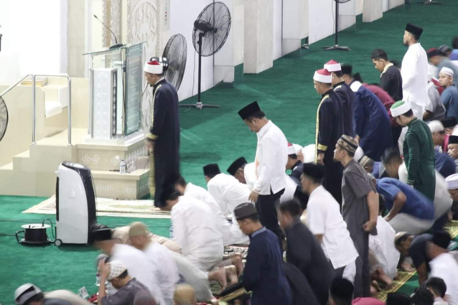 Rudi Shalat Tarawih Perdana .di Masjid Sultan Mahmud Riayat Syah