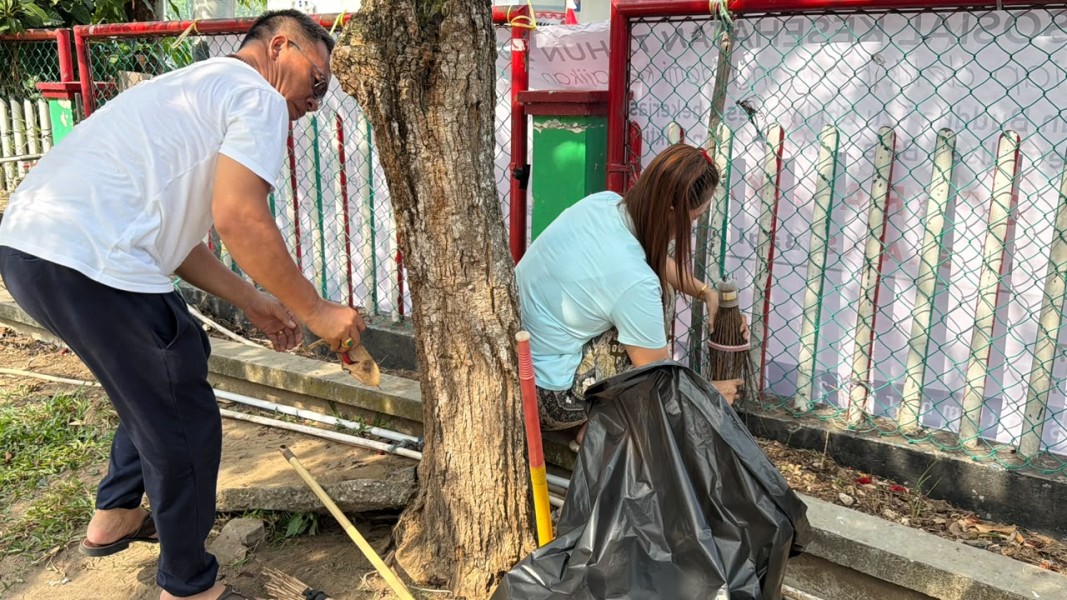 Bersama Istri, Bupati Aneng Turun Tangan Bersihkan Taman Bermadah