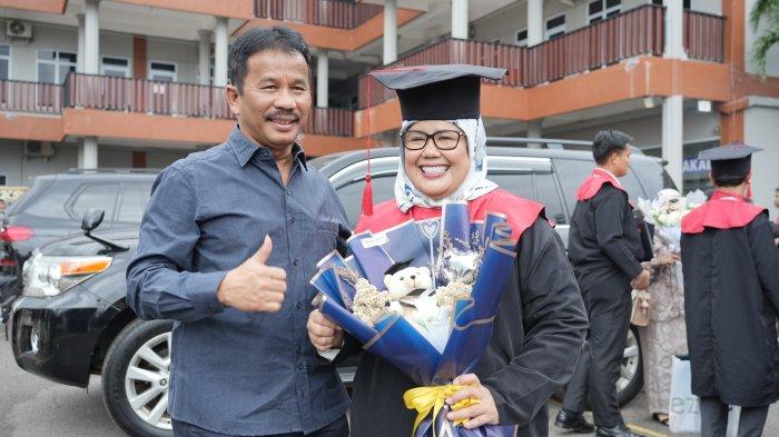 Marlin Agustina Tuntaskan Pendidikan Ilmu Hukum di Universitas Riau Kepulauan Batam
