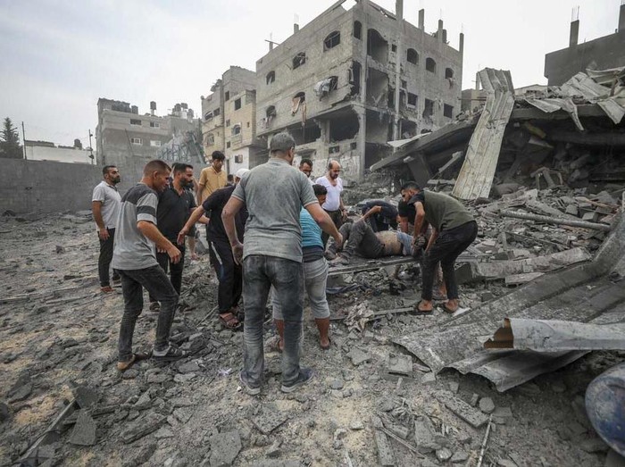 Israel Terus Gempur Gaza, Korban Tewas Bertambah Jadi 2.215 Orang