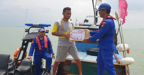 Satpolairud Polres Karimun Bagikan 10 Paket Sembako kepada Masyarakat Nelayan Selat Gelam
