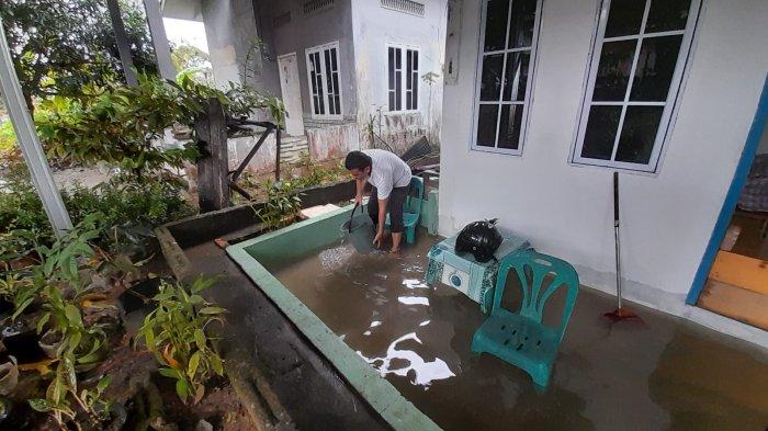 Banjir di Tanjungpinang Rendam Rumah Warga, Ketua RT Sibuk Kuras Air