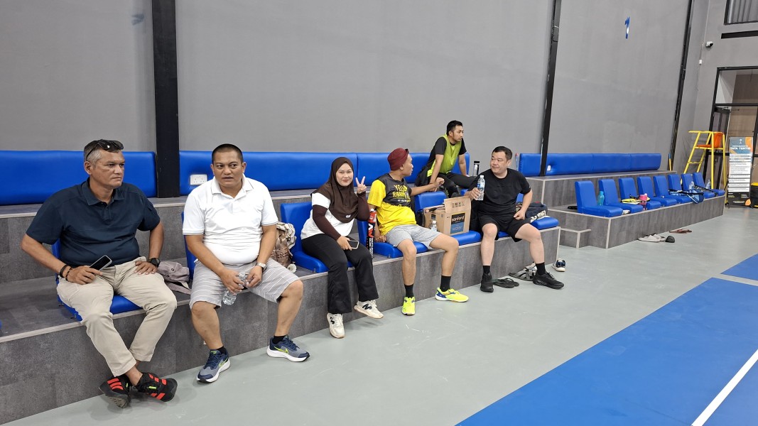 Pengurus KONI Batam Bangun Kekompakan Lewat Olahraga Badminton
