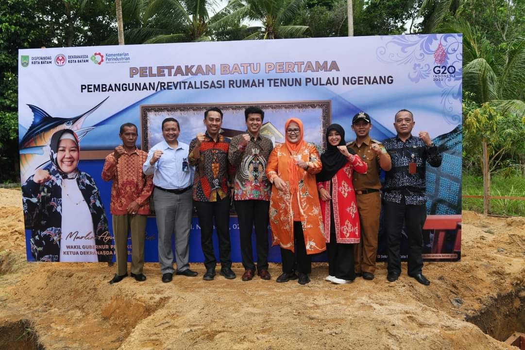 Marlin Resmikan Peletakan Batu Pertama Revitalisasi Pembangunan Rumah Tenun Pulau Ngenang