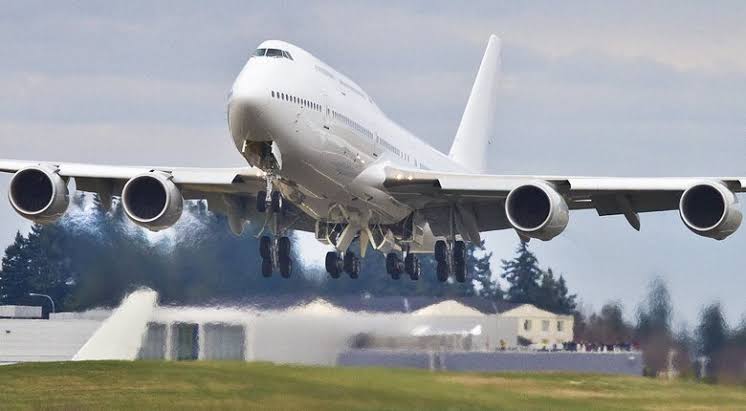 Wah, Potongan Mesin Boeing 747 Timpa Rumah Warga
