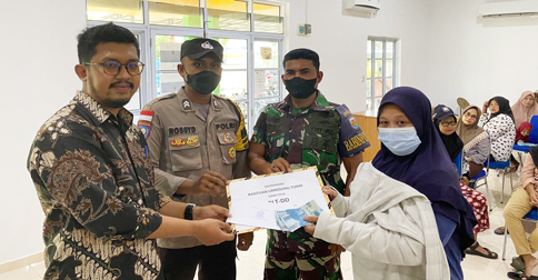 Agar Tepat Sasaran, Bhabinkamtibmas se-Bintan Kawal Pembagian BLT ke Masyarakat