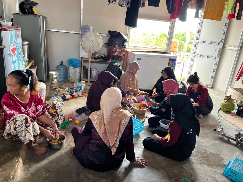 Kebersamaan Ibu-Ibu Perumahan REC dan MEG Masak Daging Kurban di Momen Idul Adha