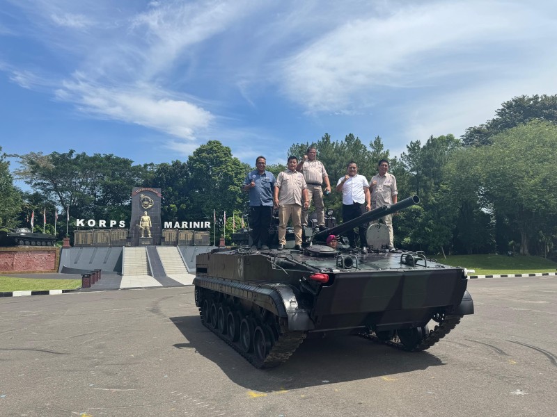 Pengurus SMSI Kepri Naik Tank BMP-3F Saat Kunjungi Markas Pasmar 1 Marinir di Cilandak