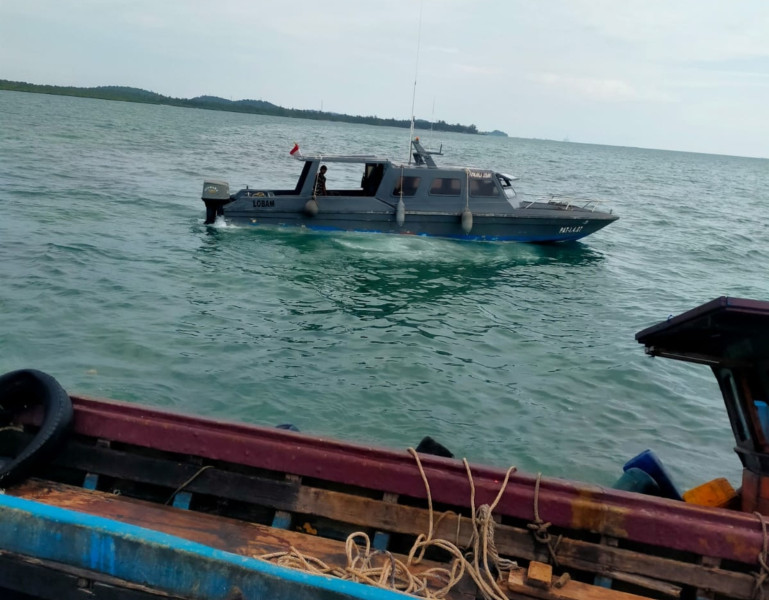 TNI AL Evakuasi Kapal Bermuatan Ikan Kandas Tabrak Karang