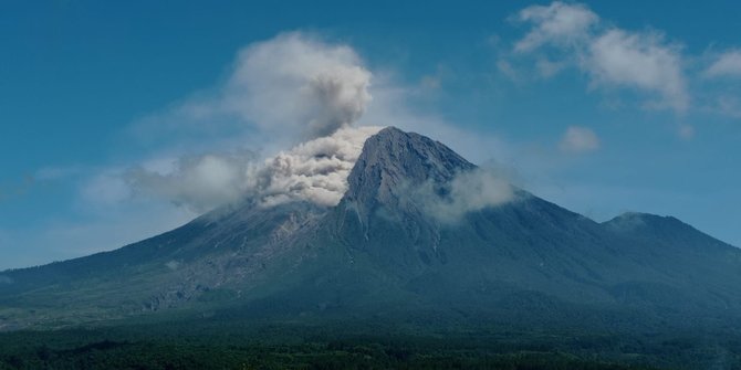 Gunung Semeru Muntahkan Awan Panas Guguran Sejauh 1,5 Kilometer