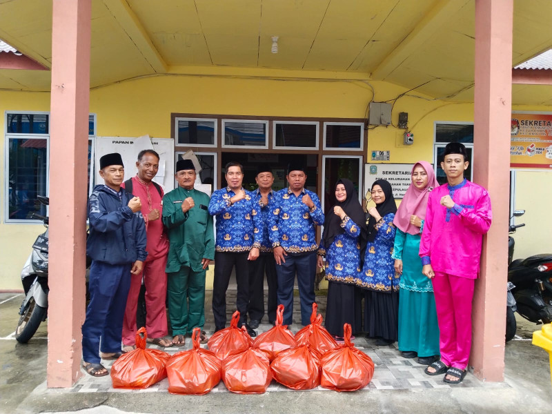Peringati Hari Pahlawan, Kelurahan Tarempa Bagikan Paket Sembako