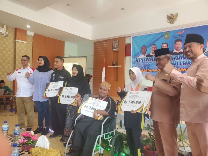 Sehari Pasca Terpilih Jadi Ketum KONI Batam, Rani Hadiri Penyerahan Bonus Atlet Peparnas 2023