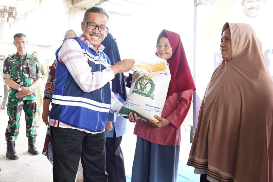Warga Kelurahan Tanjungsari Terima Bantuan Beras