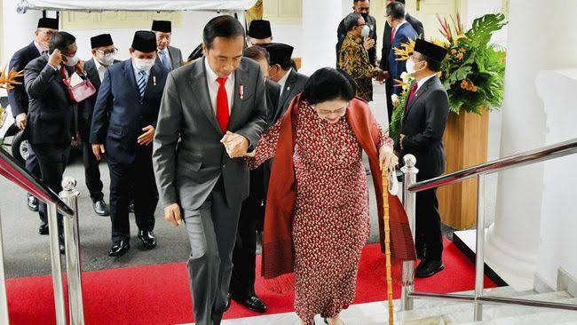 Saat Jokowi Gandeng Tangan Megawati di Pelantikan Menteri