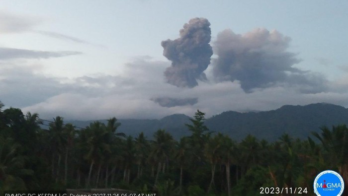 Gunung Dukono Erupsi Pagi Ini, Tinggi Letusan 2.090 Meter