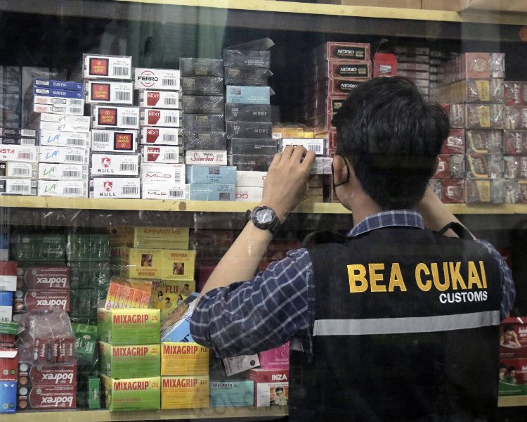Bea Cukai Batam Tindak Ratusan Liter Mikol dan Jutaan Batang Rokok Ilegal