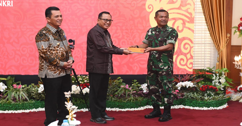 Gubernur Ansar Terima 'Token of Appreciation' Pecahan Uang Rupiah Emisi 2022