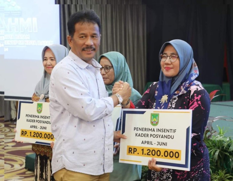 Walikota Batam Serahkan Isentif Untuk Kader Posyandu