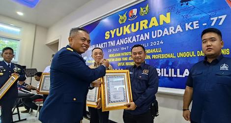 Ketua PWI Kepri Terima Penghargaan dari Danlanud RHF Tanjungpinang