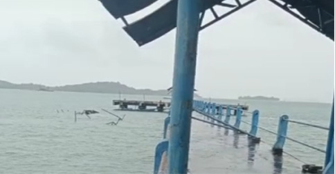 Diterjang Angin Kencang, Atap Pelabuhan Serikuala Tanjung Teluksasah Ambruk
