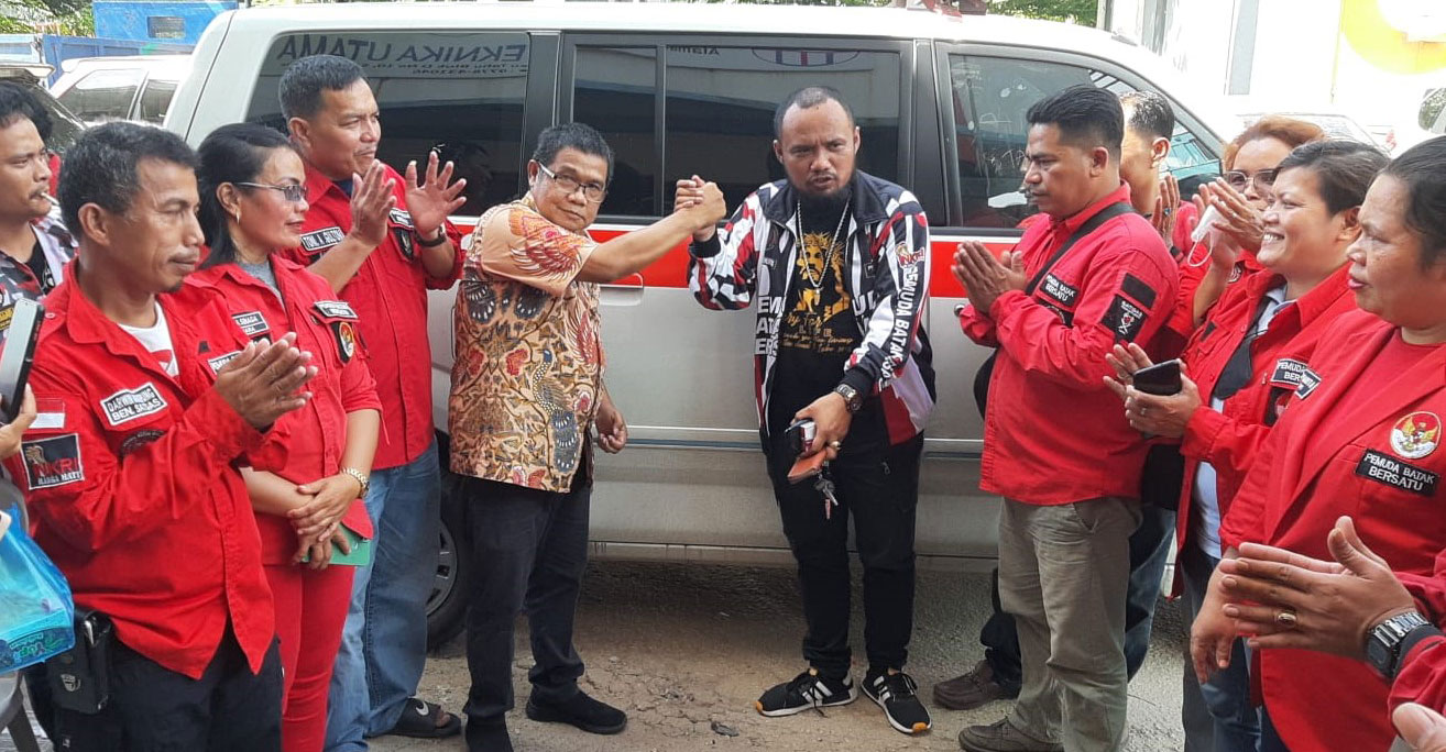 Wirya Serahkan Satu Unit Mobil Ambulance ke PBB Kota Batam