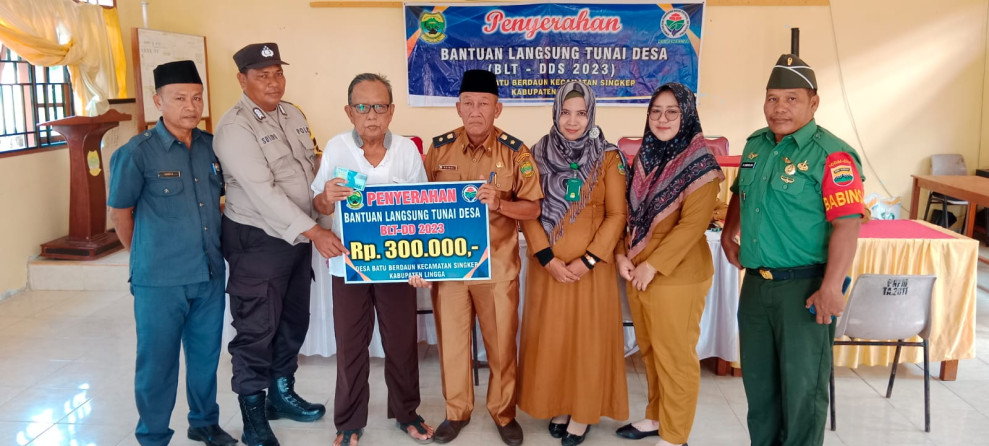 62 Keluarga Penerima Manfaat di Desa Batu Berdaun Terima BLT DD Periode Oktober 2023