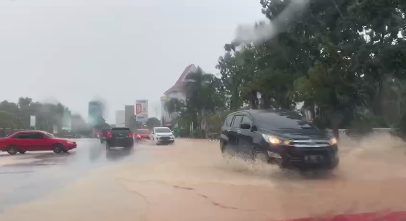 Jalan di Depan Kantor Wali Kota Batam Banjir, Netizen: Harusnya Pemerintah Sudah Sadar