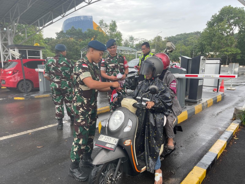 Lanud Hang Nadim dan Avsec Bandara Batam Tebar Semangat Merah Putih Jelang HUT ke-80 RI