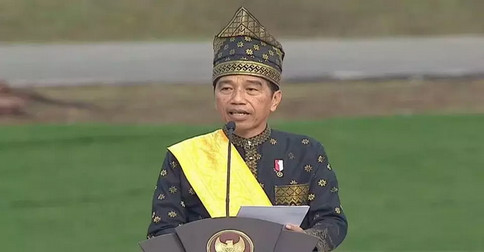 Kenakan Pakaian Melayu Teluk Belanga, Jokowi Pimpin Hari Kesaktian Pancasila dari Lapangan Migas Pertamina Dumai